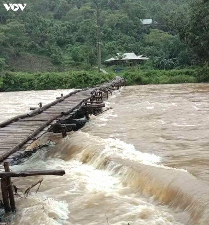 chau be 2 tuoi mat tich nghi bi nuoc cuon troi o yen bai hinh 1
