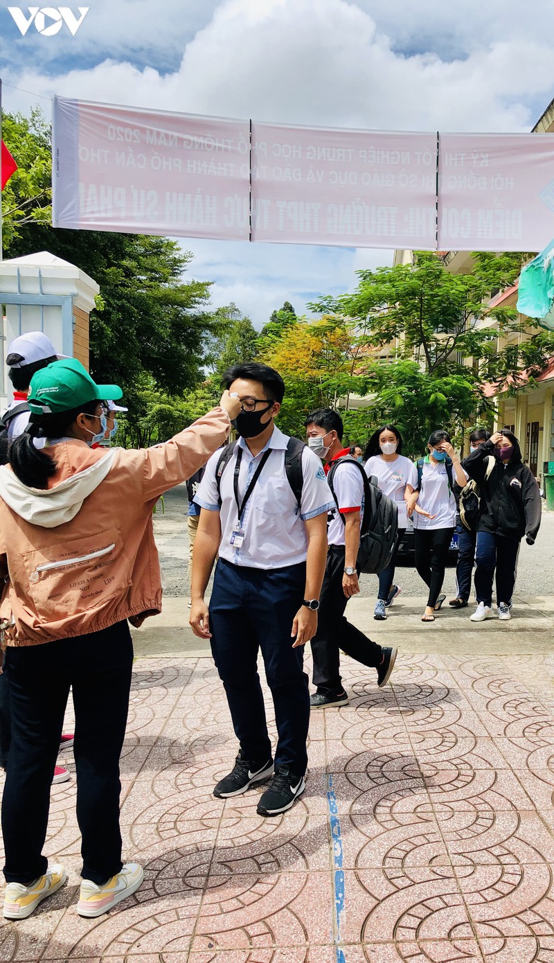 buoi thi dau tien: de ngu van vua suc, khong co nhieu su co dang tiec hinh 17