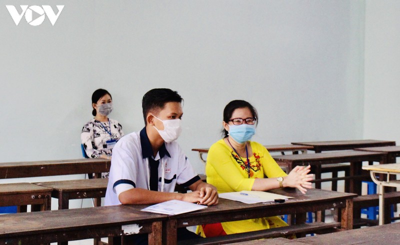 buoi thi dau tien: de ngu van vua suc, khong co nhieu su co dang tiec hinh 16