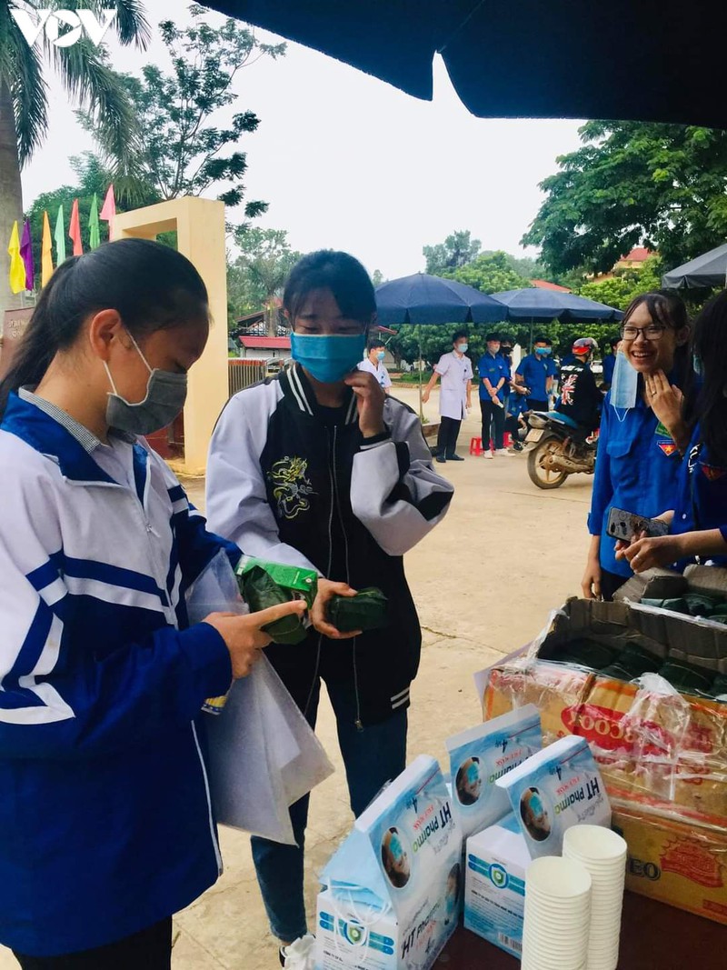 hinh anh thi sinh o mot so tinh bien gioi trong buoi thi dau tien hinh 2
