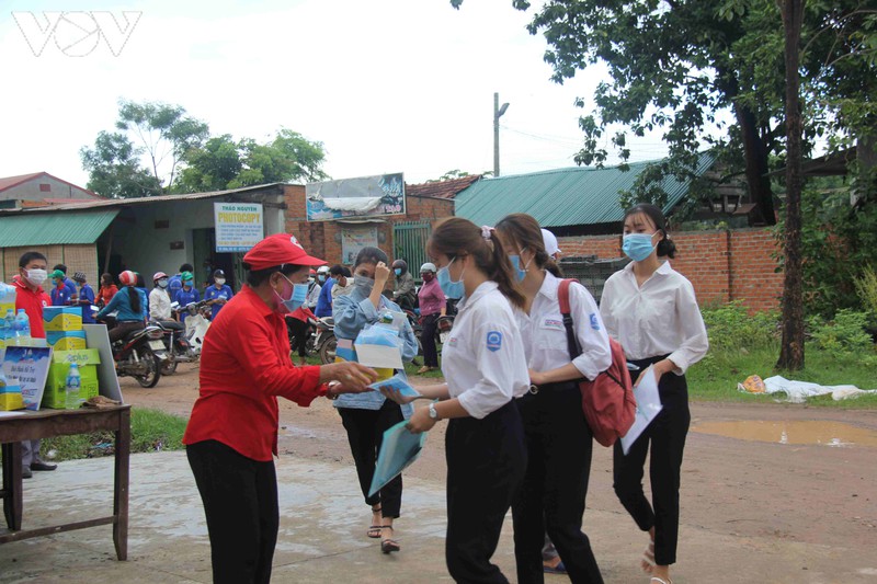 hinh anh thi sinh o mot so tinh bien gioi trong buoi thi dau tien hinh 12