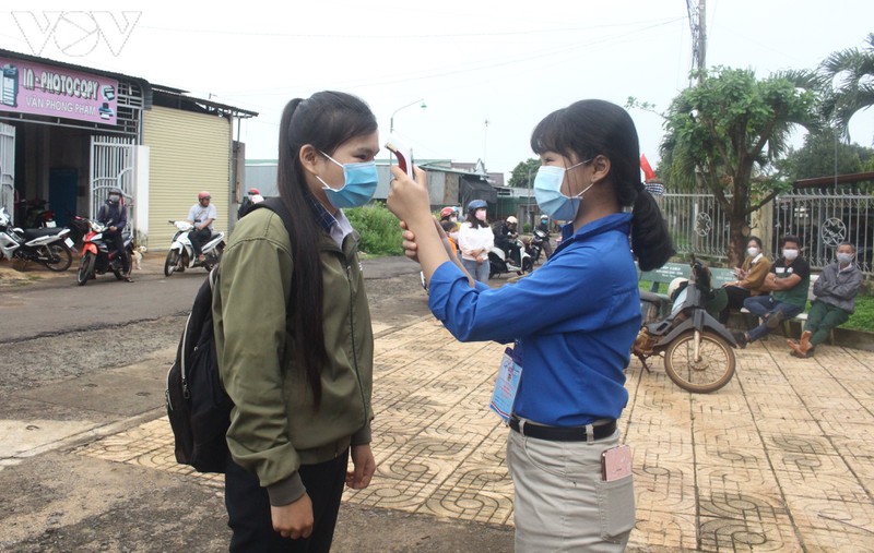 hinh anh thi sinh o mot so tinh bien gioi trong buoi thi dau tien hinh 8