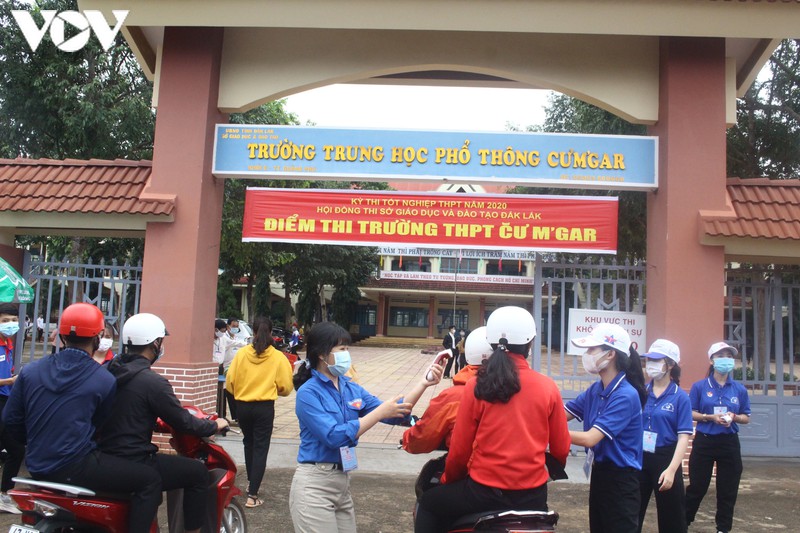 hinh anh thi sinh o mot so tinh bien gioi trong buoi thi dau tien hinh 10
