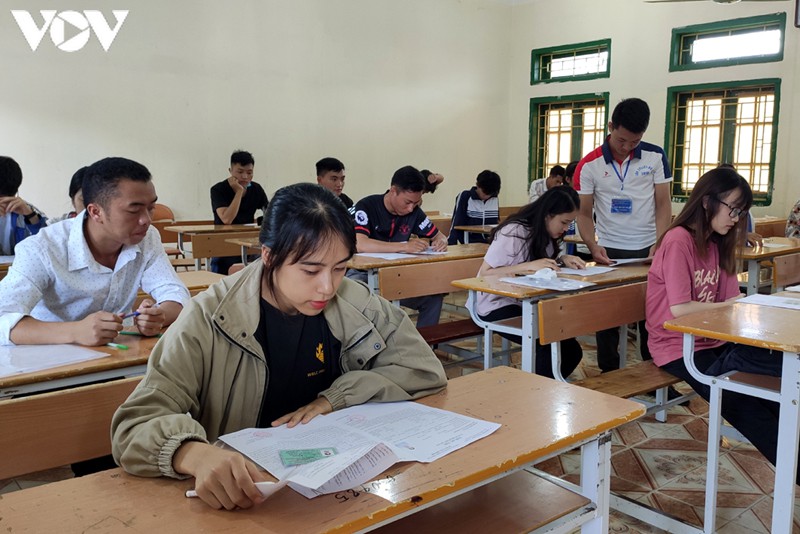 hinh anh thi sinh o mot so tinh bien gioi trong buoi thi dau tien hinh 7
