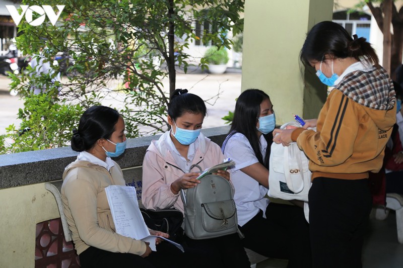thi thpt: cac tinh mien trung vang 629 hoc sinh buoi thi mon van hinh 16