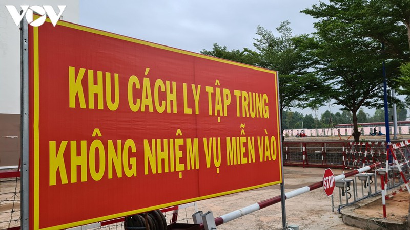 mot thanh nien roi tu lau cao tu vong khi sap het han cach ly hinh 1