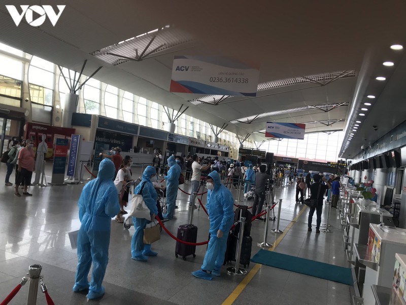 anh: du khach "mac ket" tuan thu nghiem phong dich tu da nang ve san bay noi bai hinh 2