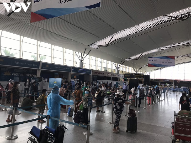 anh: du khach "mac ket" tuan thu nghiem phong dich tu da nang ve san bay noi bai hinh 10