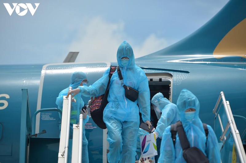anh: du khach "mac ket" tuan thu nghiem phong dich tu da nang ve san bay noi bai hinh 19
