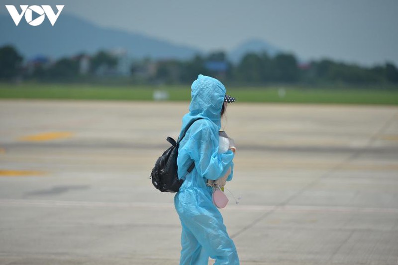 anh: du khach "mac ket" tuan thu nghiem phong dich tu da nang ve san bay noi bai hinh 22
