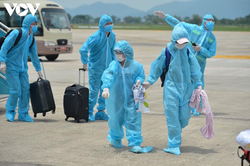 anh: du khach "mac ket" tuan thu nghiem phong dich tu da nang ve san bay noi bai hinh 26