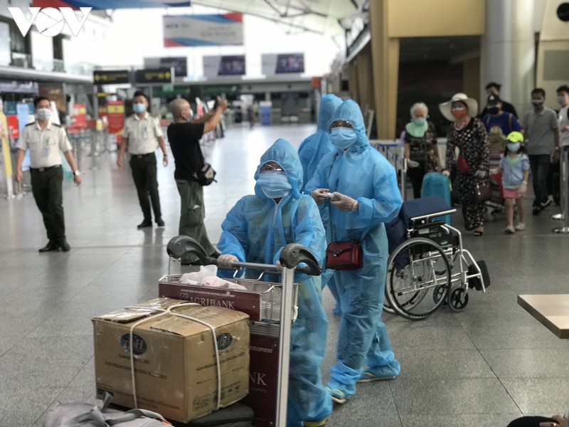 anh: du khach "mac ket" tuan thu nghiem phong dich tu da nang ve san bay noi bai hinh 17