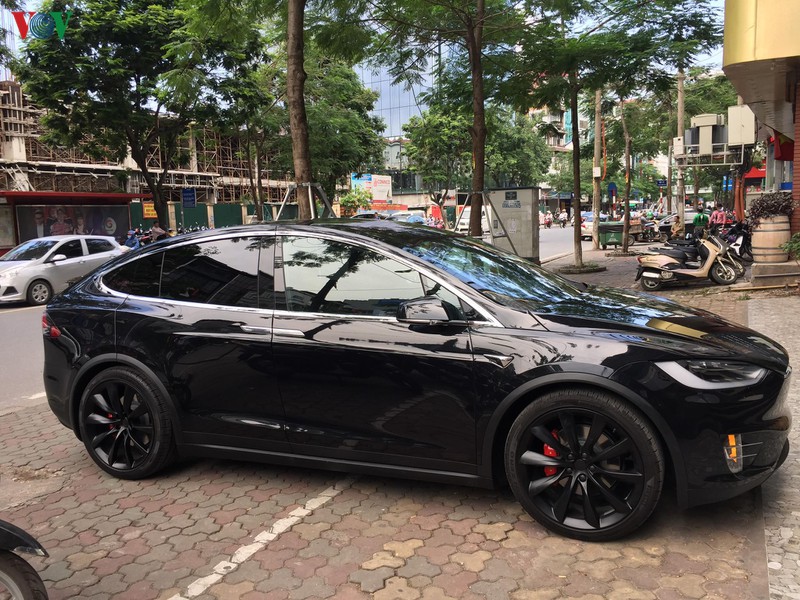 hinh anh chi tiet suv dien tesla model x p100d cua thieu gia ha noi hinh 2