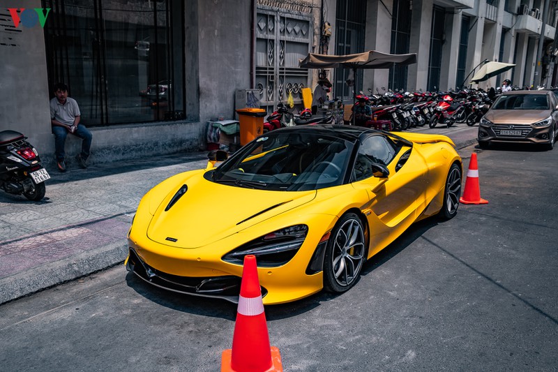mclaren 720s spider khoe dang tren duong pho sai gon hinh 1