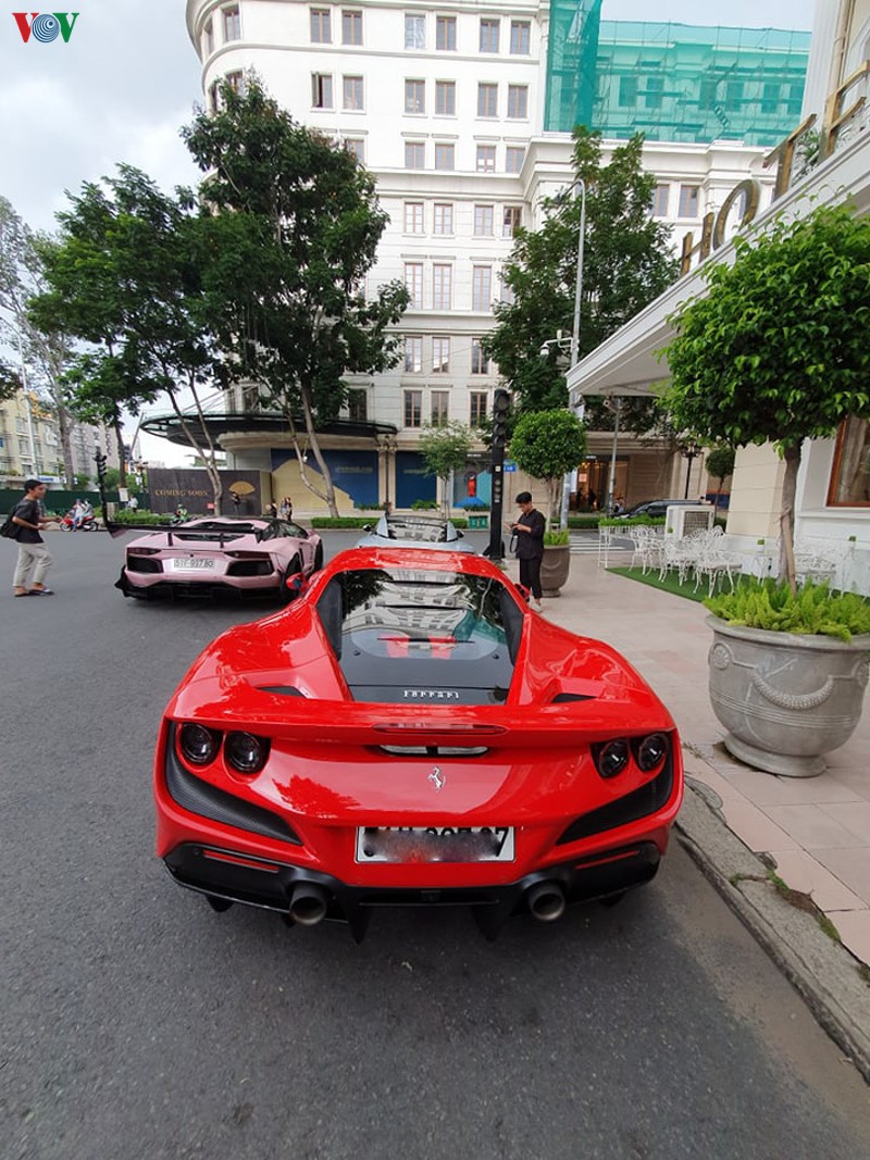 can canh ferrari f8 tributo dau tien tren pho sai gon hinh 13