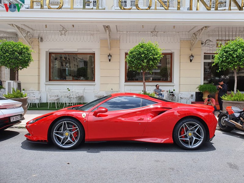 can canh ferrari f8 tributo dau tien tren pho sai gon hinh 11