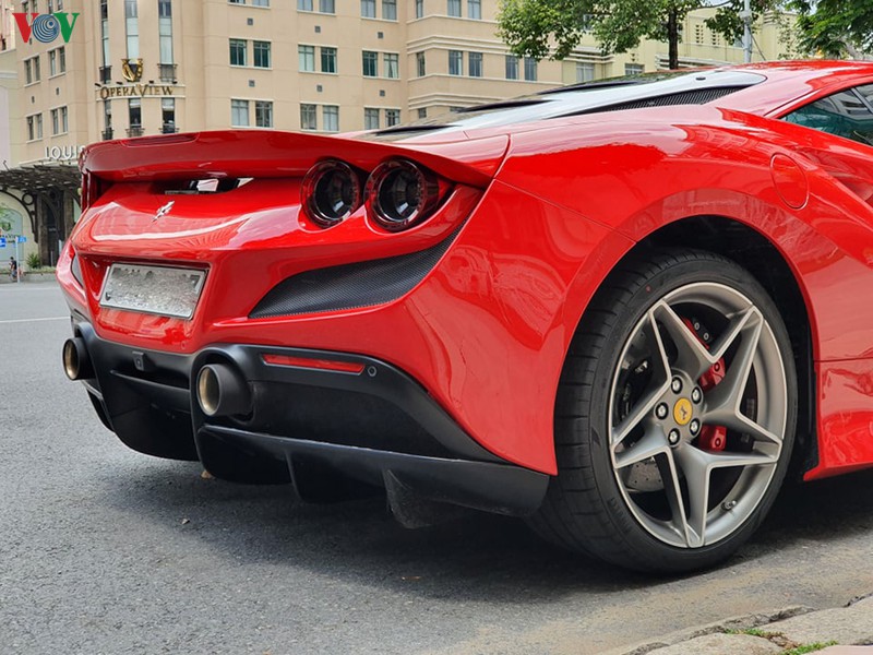 can canh ferrari f8 tributo dau tien tren pho sai gon hinh 9