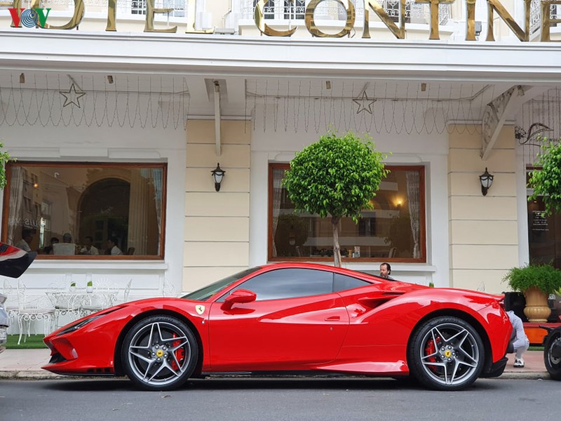 can canh ferrari f8 tributo dau tien tren pho sai gon hinh 3