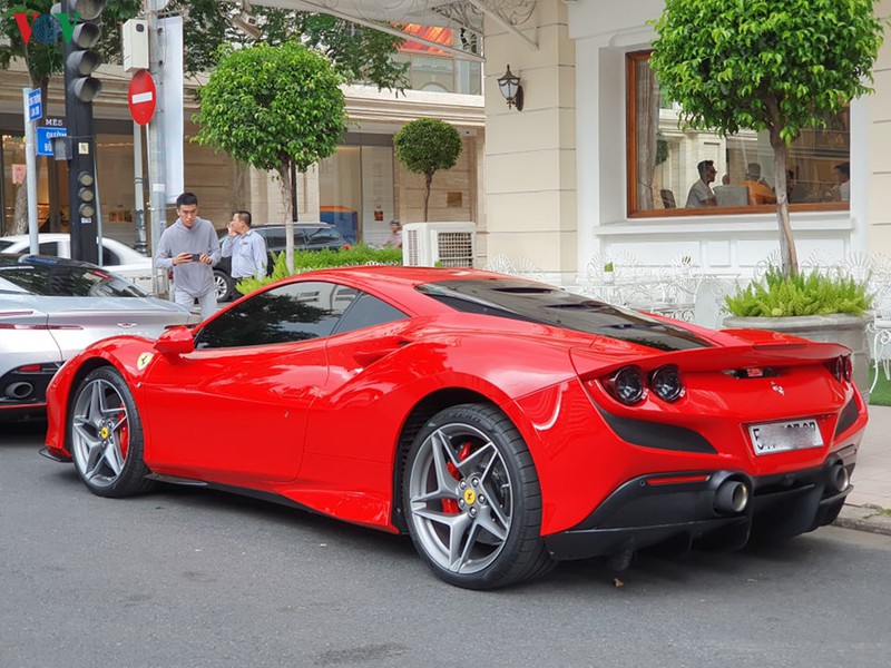 can canh ferrari f8 tributo dau tien tren pho sai gon hinh 2