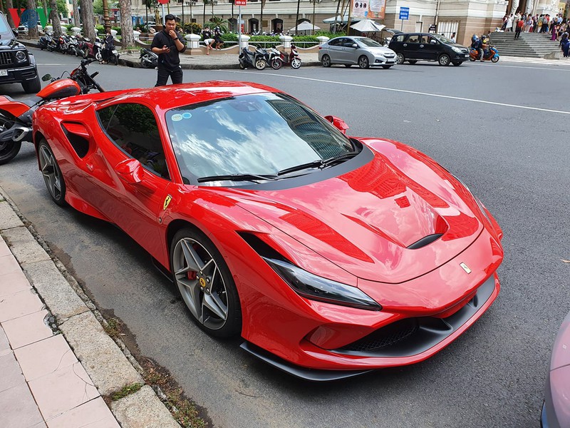 can canh ferrari f8 tributo dau tien tren pho sai gon hinh 1