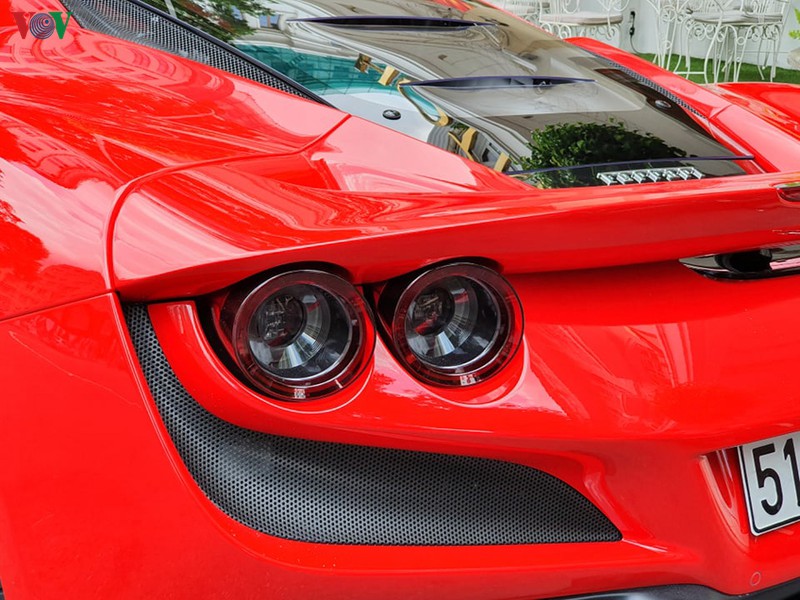 can canh ferrari f8 tributo dau tien tren pho sai gon hinh 8