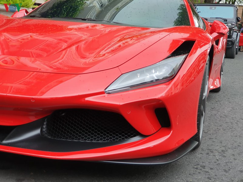 can canh ferrari f8 tributo dau tien tren pho sai gon hinh 7