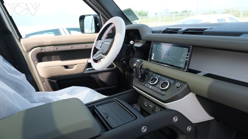 can canh land rover defender the he moi vua xuat hien tai viet nam hinh 9