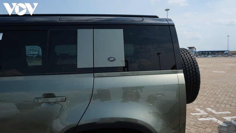 can canh land rover defender the he moi vua xuat hien tai viet nam hinh 8