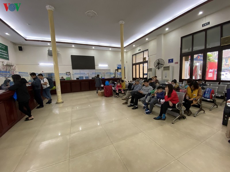 ben xe, ga tau o ha noi vang la thuong sang 28 tet hinh 13