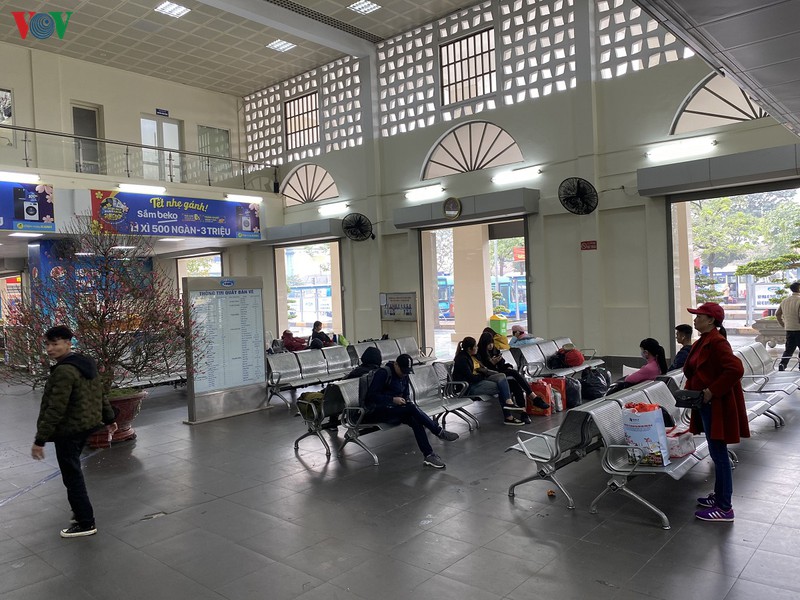 ben xe, ga tau o ha noi vang la thuong sang 28 tet hinh 1