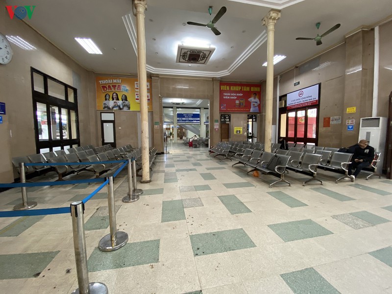 ben xe, ga tau o ha noi vang la thuong sang 28 tet hinh 15