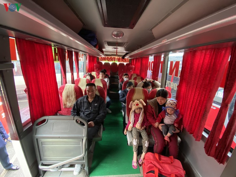 ben xe, ga tau o ha noi vang la thuong sang 28 tet hinh 9