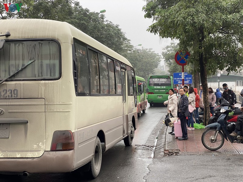 ben xe, ga tau o ha noi vang la thuong sang 28 tet hinh 11