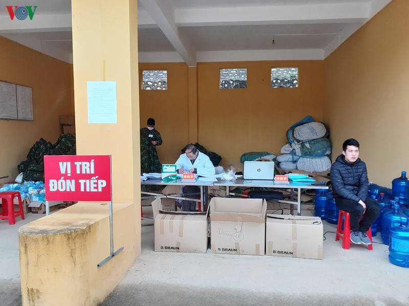 ben trong khu cach ly tai trung doan 852 o cao bang hinh 1
