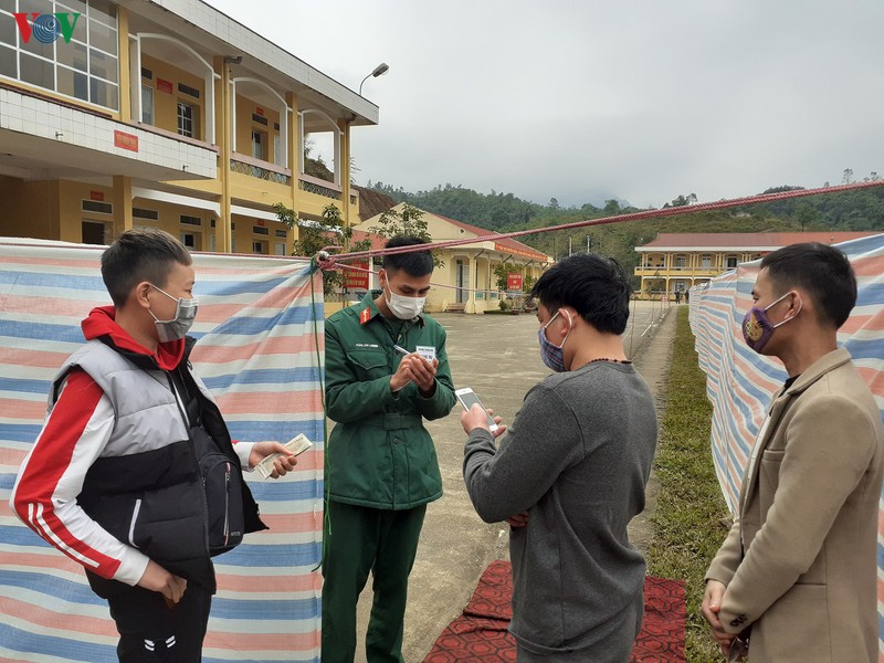 ben trong khu cach ly tai trung doan 852 o cao bang hinh 3