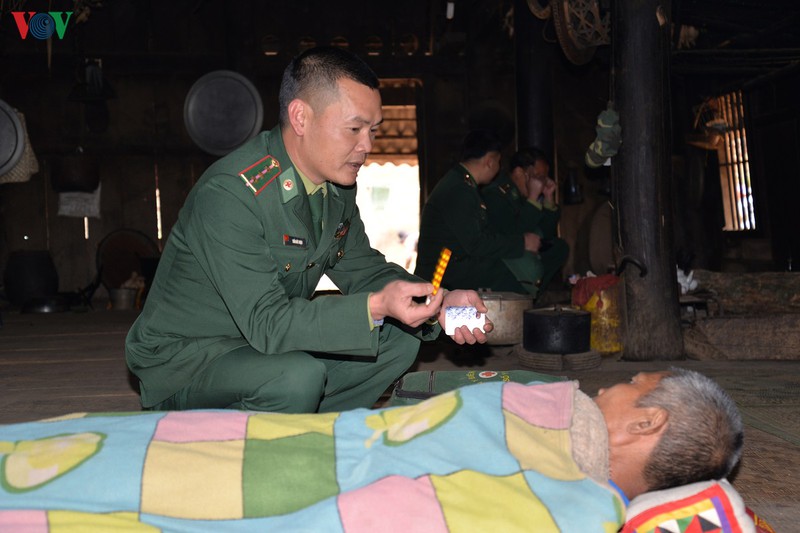 nghia tinh cua nguoi linh quan y voi dan ban vung bien hinh 3