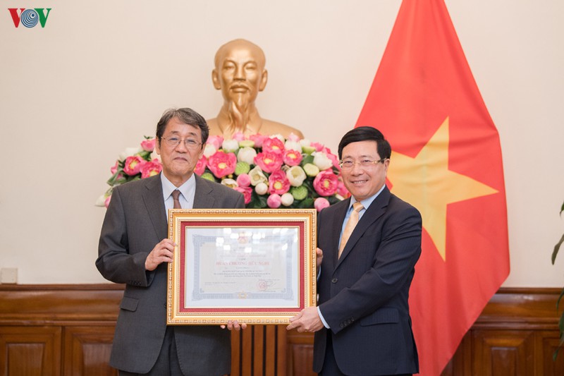 trao huan chuong huu nghi cho dai su dac menh toan quyen nhat ban hinh 1