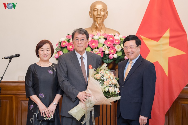 trao huan chuong huu nghi cho dai su dac menh toan quyen nhat ban hinh 2