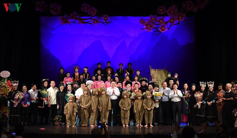 chu tich quoc hoi du buoi cong dien vo cai luong chuyen tinh khau vai hinh 3