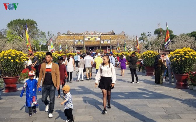 phu nu mac ao dai duoc mien ve tham quan di tich hue dip 8-3 hinh 1