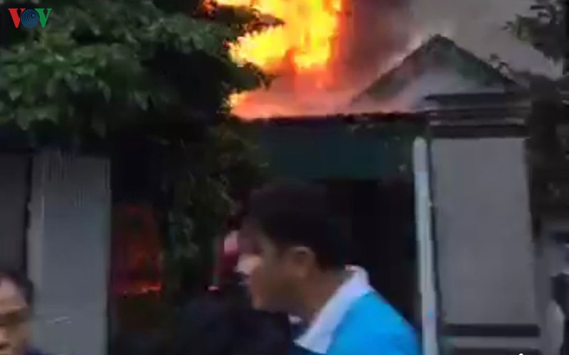 can nha go 3 gian cua vo chong lao nong bi "ba hoa" thieu rui hinh 1
