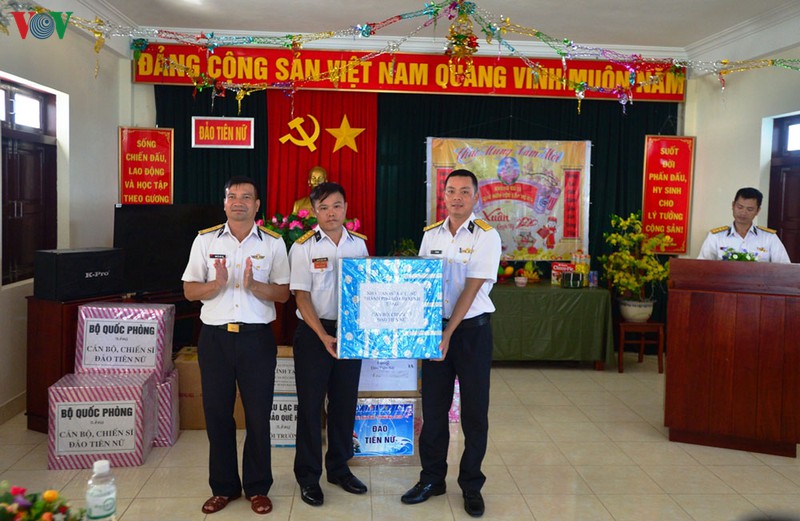 mang tet den som voi truong sa hinh 1