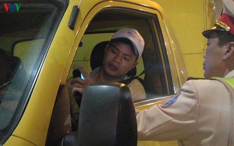 lao cai bat ngo vang bong tai xe vi pham nong do con hinh 2