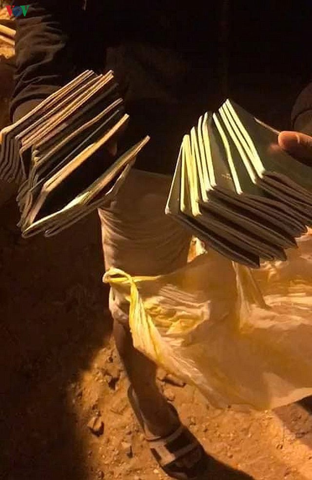 trang dem boi rac tim 29 cuon ho chieu bi that lac cho doan khach  hinh 1