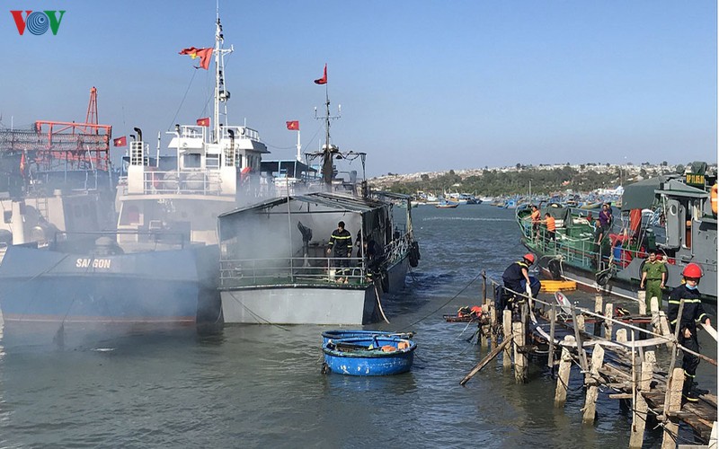 tau cua bo doi bien phong binh thuan boc chay khi dang neo tai cang ca hinh 1