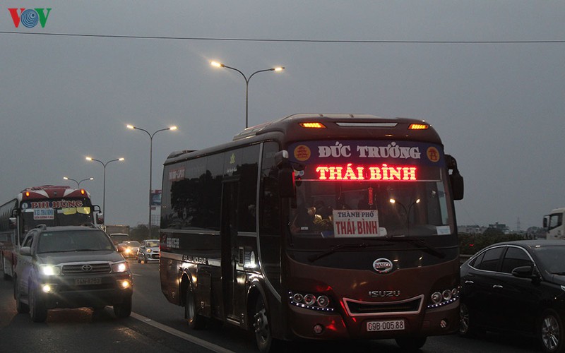 dong nguoi un un roi thu do ve que an tet co truyen hinh 11