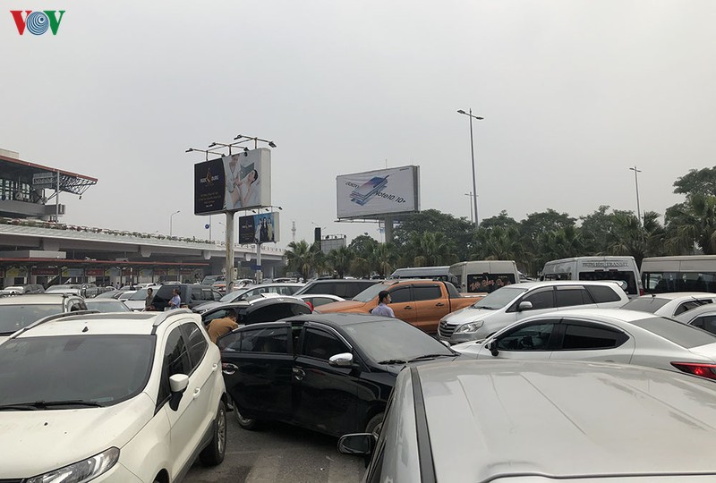 nghi tet, nha ga san bay noi bai chat cung khach ve que hinh 2