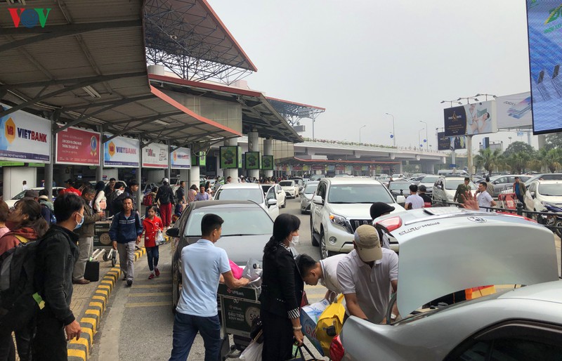 nghi tet, nha ga san bay noi bai chat cung khach ve que hinh 7