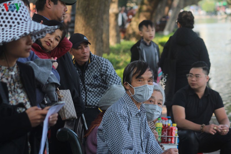 anh: khach quoc te deo khau trang kin mit du xuan trong "bao" corona hinh 11