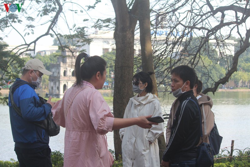 anh: khach quoc te deo khau trang kin mit du xuan trong "bao" corona hinh 12